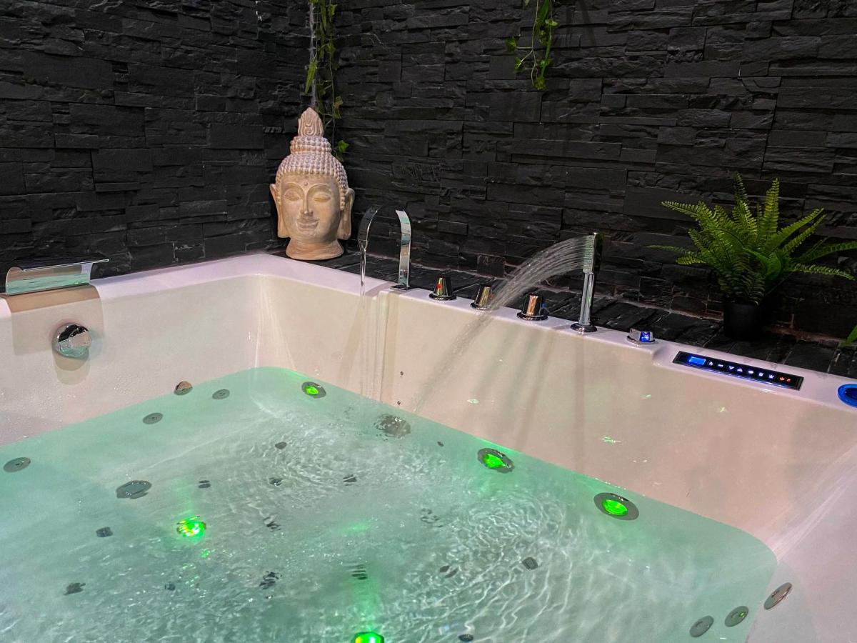 Suite Jacuzzi Privatif Plage Des Catalans Marseilles Buitenkant foto