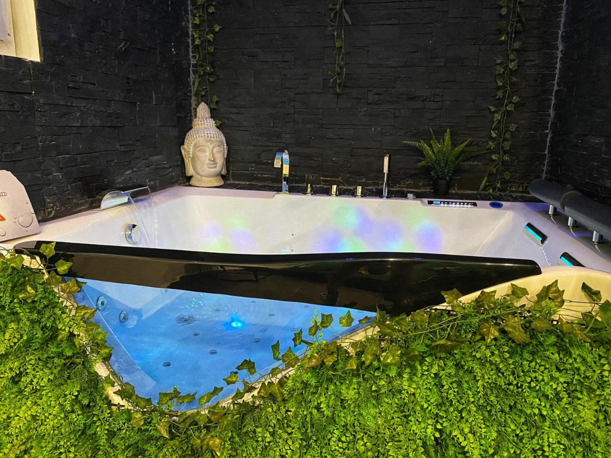 Suite Jacuzzi Privatif Plage Des Catalans Marseilles Buitenkant foto